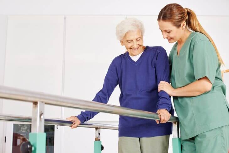 Bild von Seniorin bei der Physiotherapie