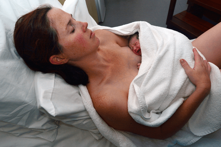 Bild von Mutter mit Baby kurz nach der Geburt