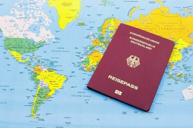 Bild von deutschem Reisepass vor Weltkarte