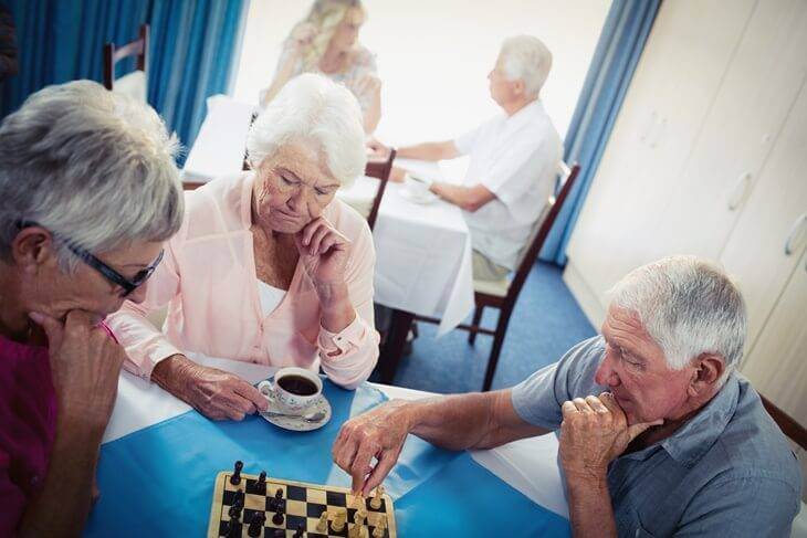 Bild von Senioren beim Schach