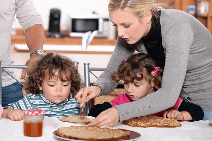 Bild von Tagesmutter und Kindern beim Essen